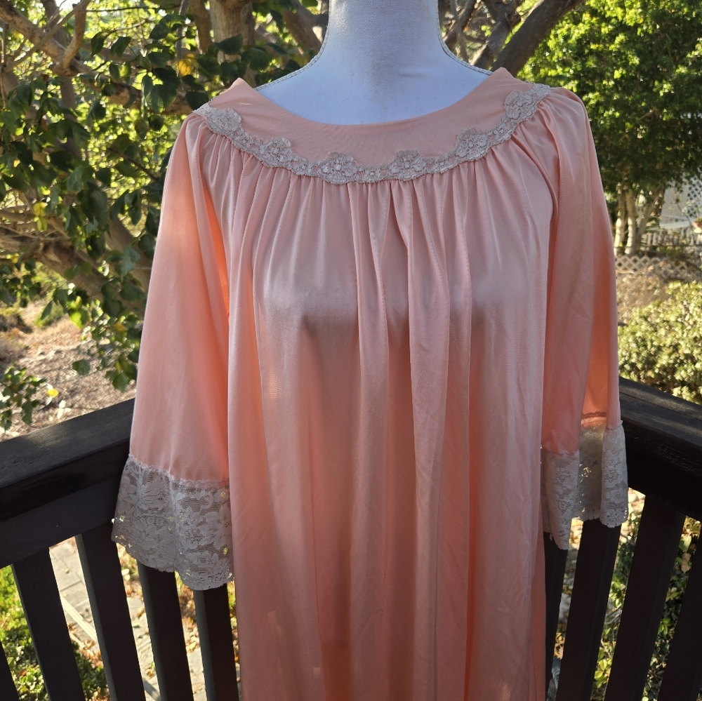 Vintage Long Sleeve Peach Nightgown with Lace Trim MINT Size 40 M/L